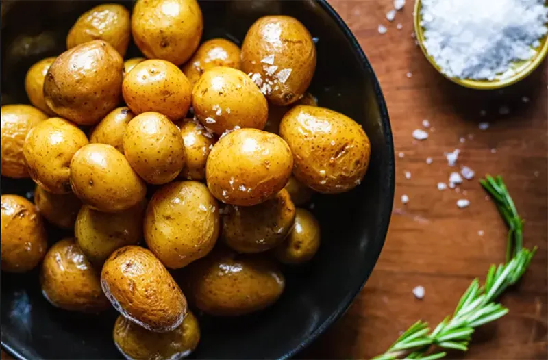 Cách làm khoai tây confit béo ngậy, thơm mềm như bơ