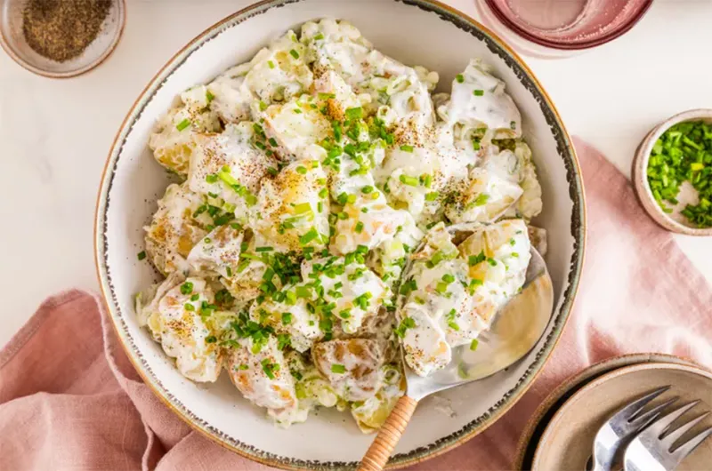 Salad khoai tây kem chua và hành tây ngon béo