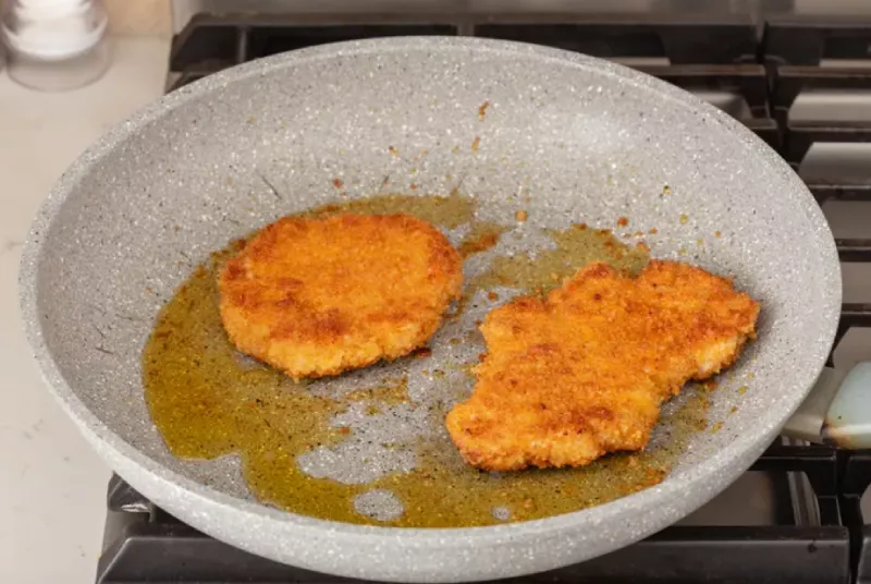 Thịt lợn chiên giòn kiểu Schnitzel (11)
